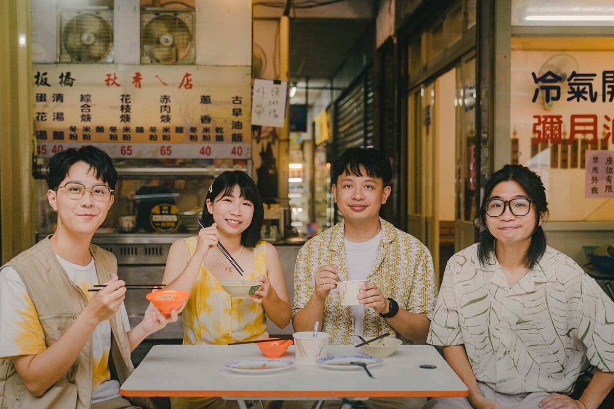 緩緩樂團主唱Coco(左二)響應參與