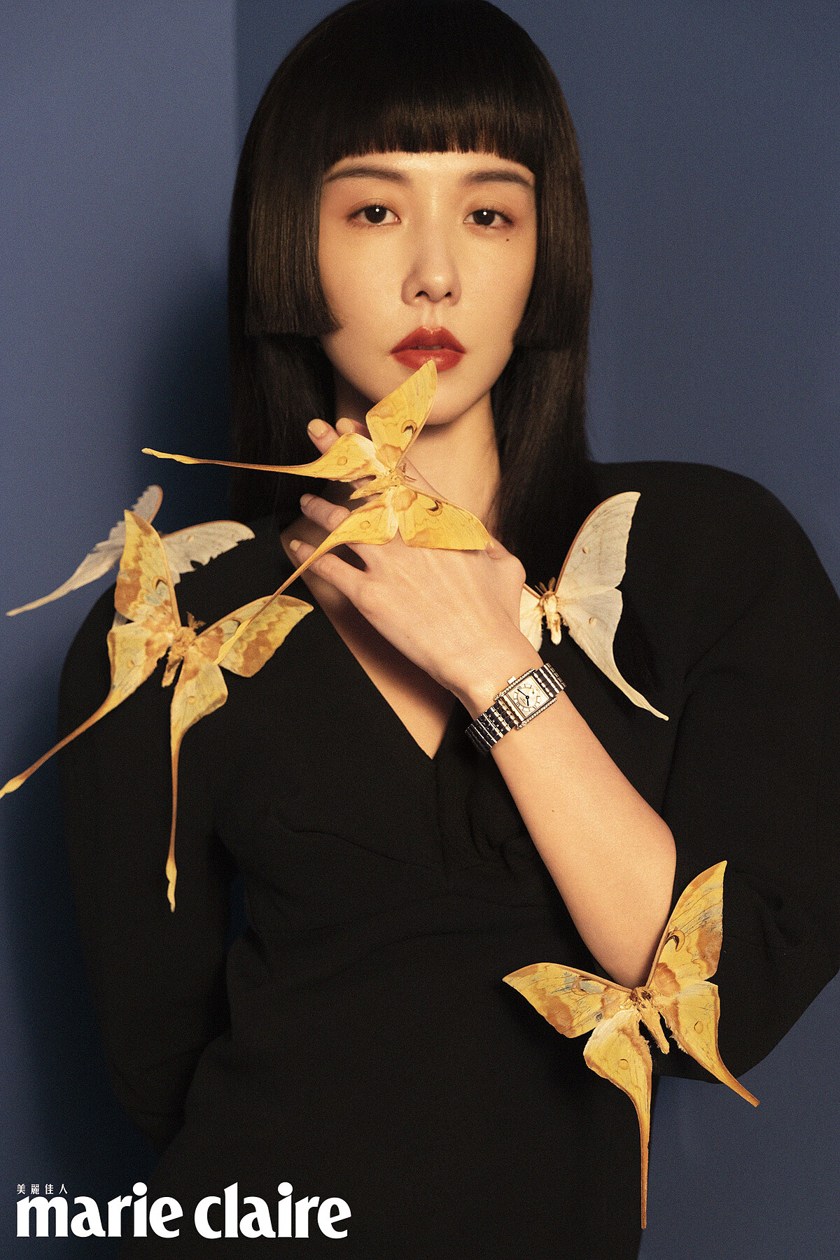 黑色合身洋裝，Versace；Mini Dolcevita迷你多情系列Cosmo面盤搭配不鏽鋼鑲鑽腕錶，Longines。