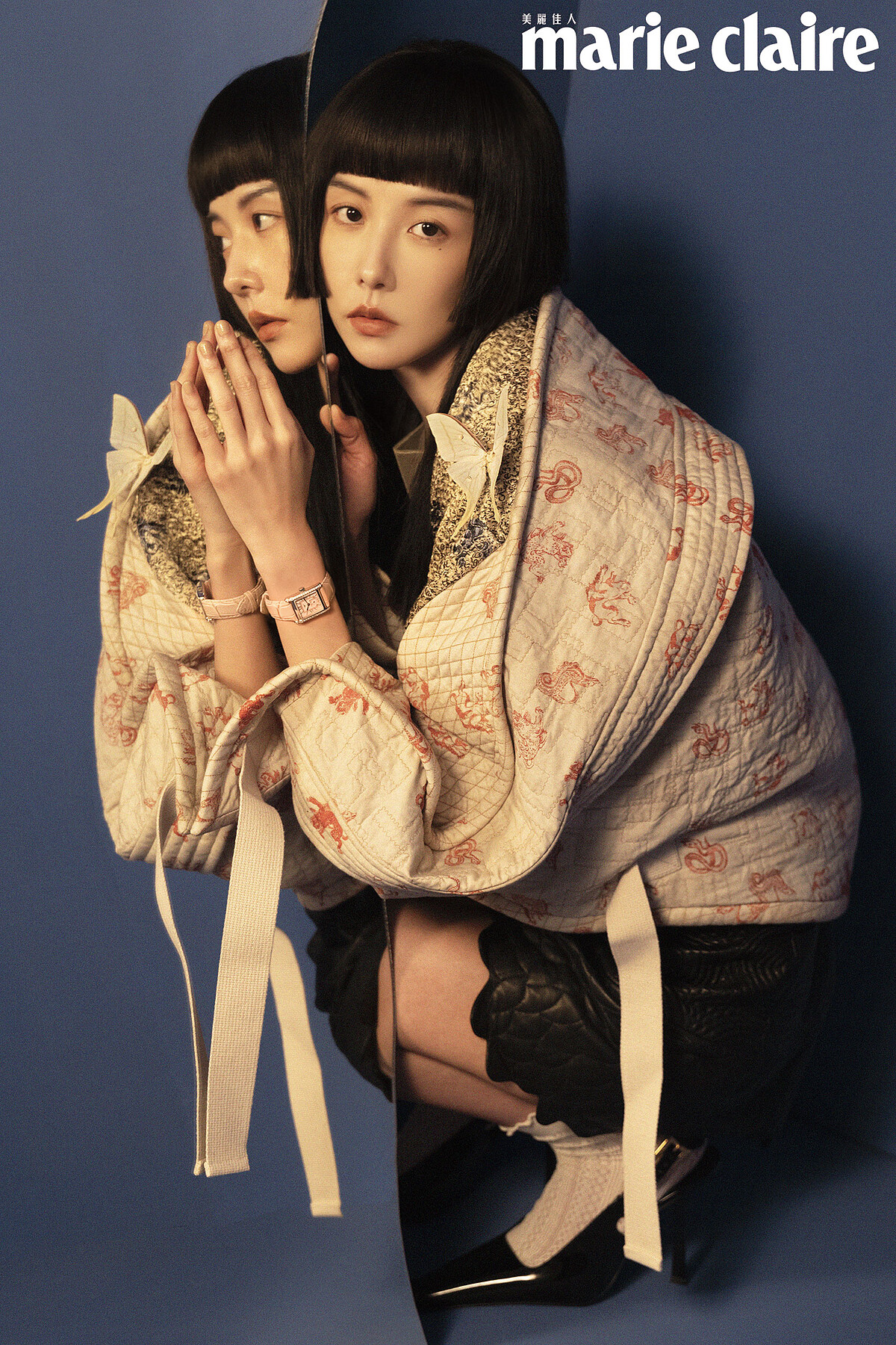 皮革短洋裝、印花外搭，all by Louis Vuitton；漆皮跟鞋，Saint Laurent；Mini Dolcevita迷你多情系列羅馬鏤雕粉鱷魚皮革錶帶鑲鑽腕錶，Longines。