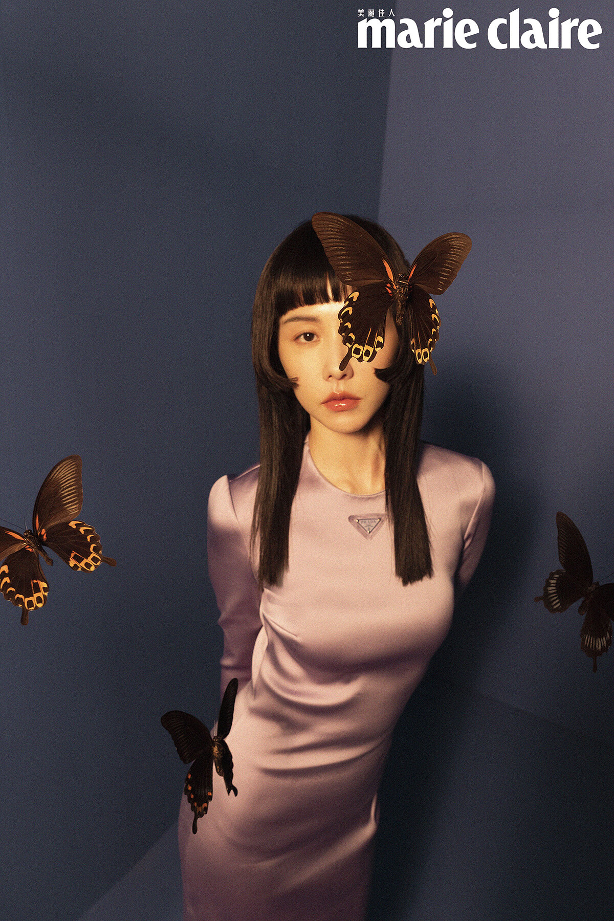 紫色緞面長洋裝、黑色絨面低跟鞋，all by Prada。