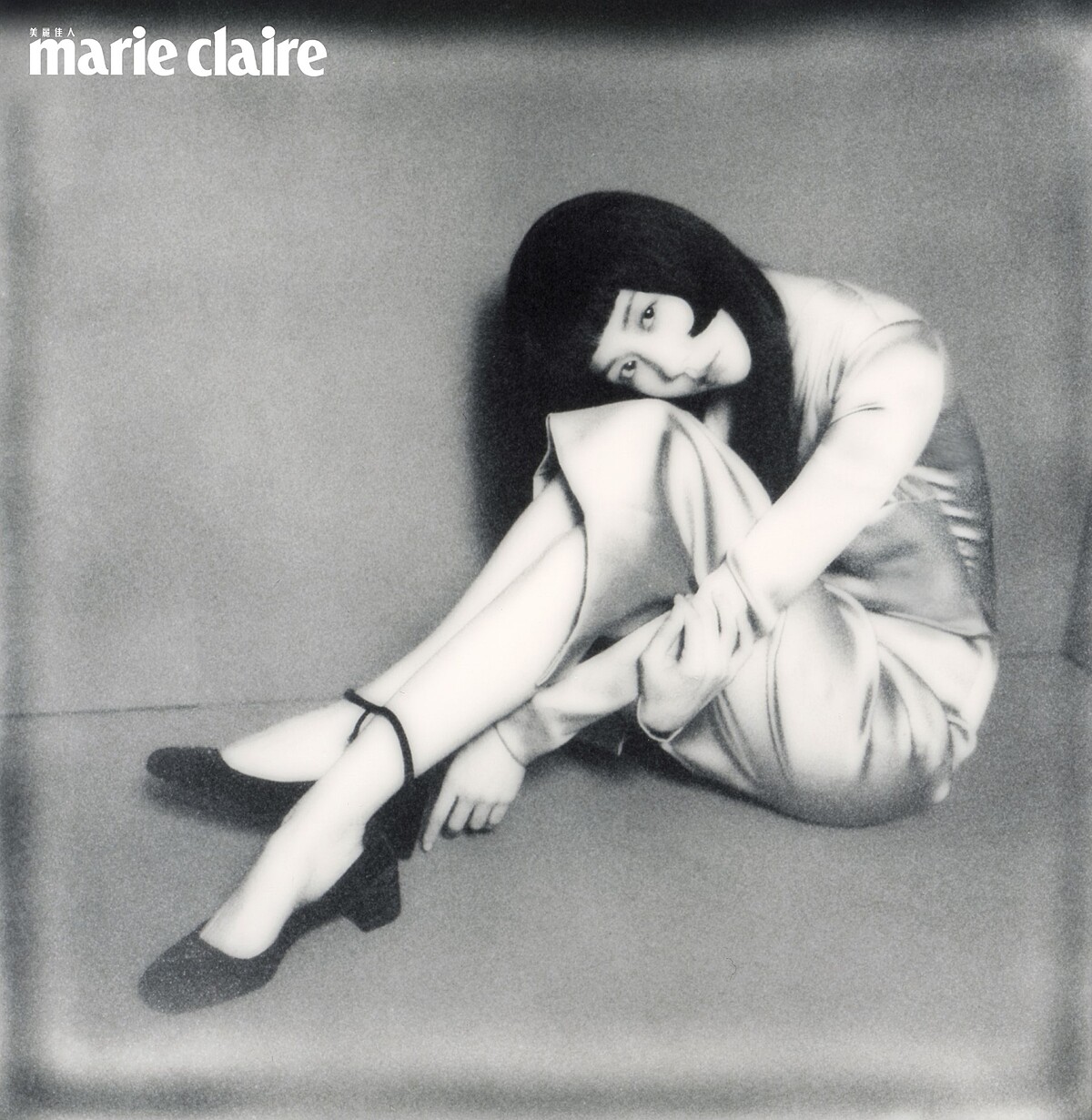 紫色緞面長洋裝、黑色絨面低跟鞋，all by Prada。