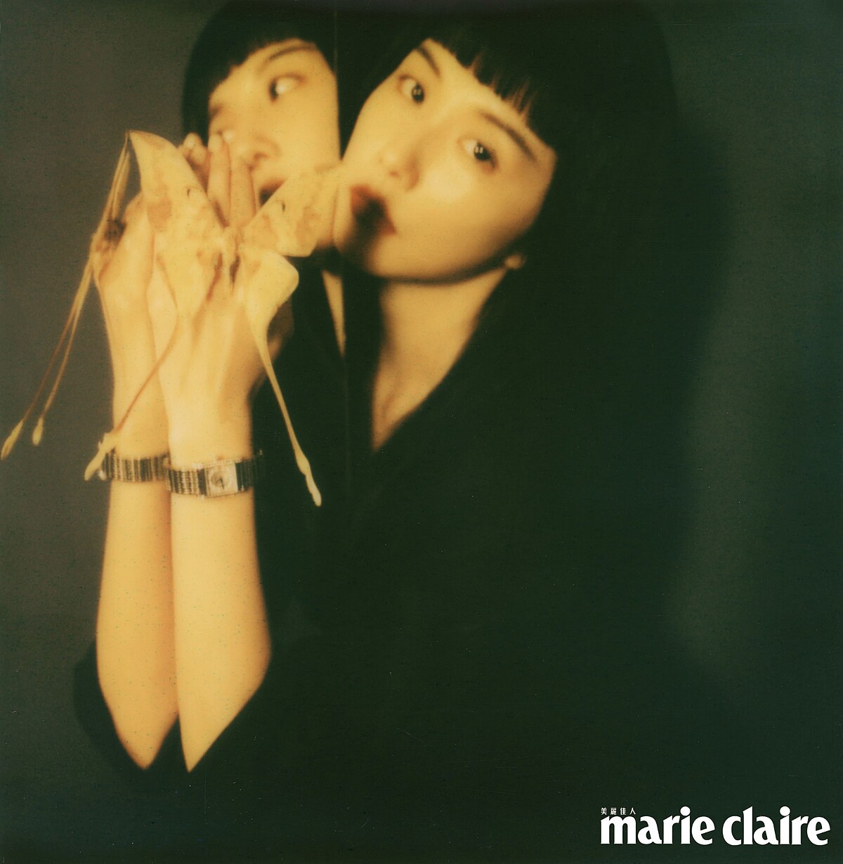 黑色合身洋裝，Versace；Mini Dolcevita迷你多情系列Cosmo面盤搭配不鏽鋼鑲鑽腕錶，Longines。