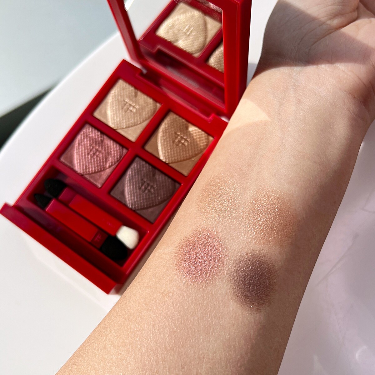 TOM FORD情人節限量彩妝高級訂製四格眼盤#HONEYMOON手部試色。