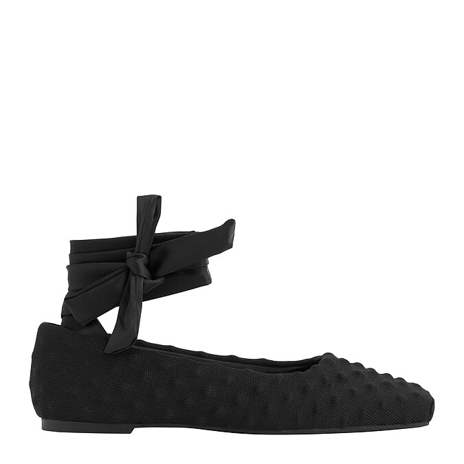 Charles & Keith x Chet Lo膠囊系列芭蕾舞平底鞋2,590元。