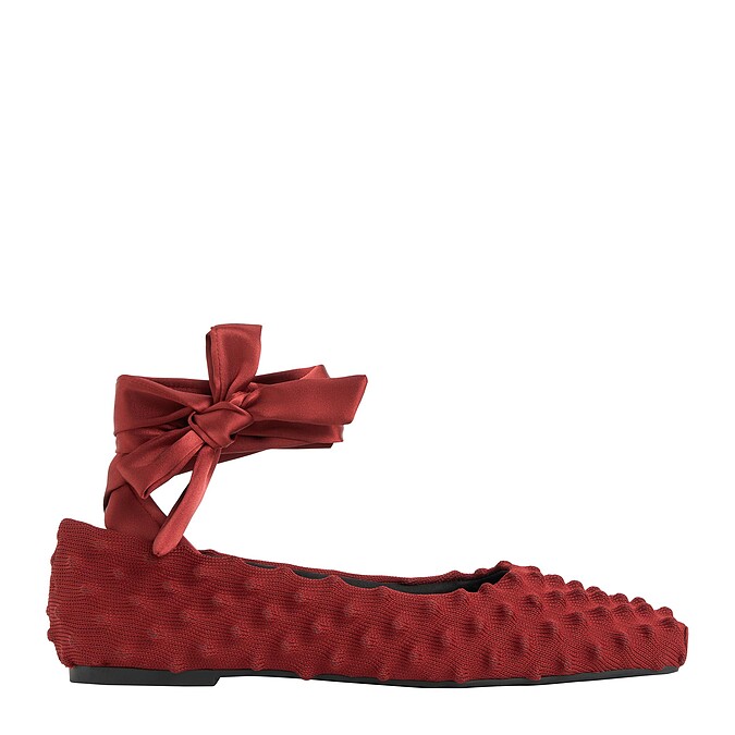 Charles & Keith x Chet Lo膠囊系列芭蕾舞平底鞋2,590元。