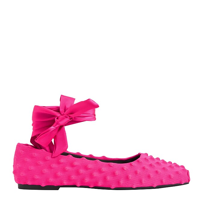 Charles & Keith x Chet Lo膠囊系列芭蕾舞平底鞋2,590元。