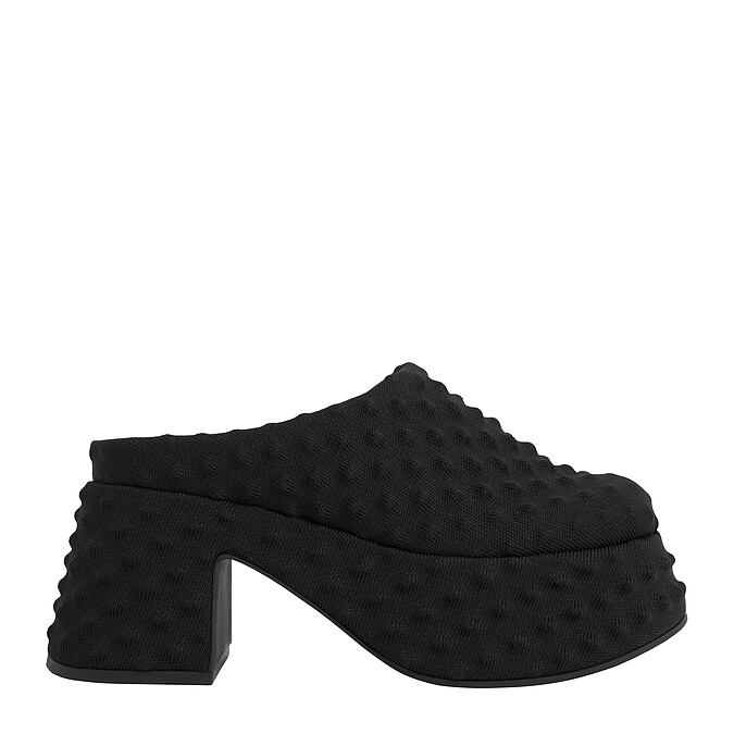 CHARLES & KEITH x Chet Lo厚底穆勒鞋2,990元。