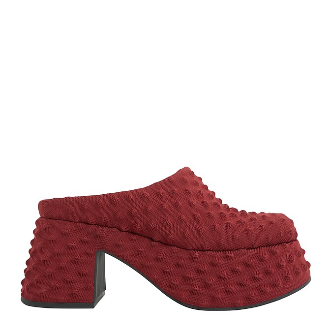 CHARLES & KEITH x Chet Lo厚底穆勒鞋2,990元。