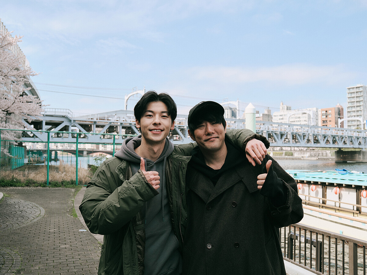 導演藤井道人(右)回憶與許光漢(左)的第一次見面,形容他年輕與成熟兼具。