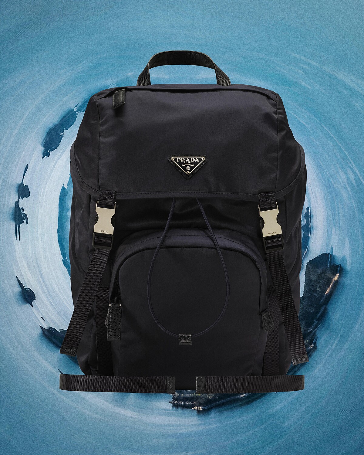 2019年開始使用Re-Nylon再生尼龍，是面料技術及可持續奢華產業的未來，此再生紡織品可以無限次地循環再造，而不會影響面料的質量，是真正的可循環產品。