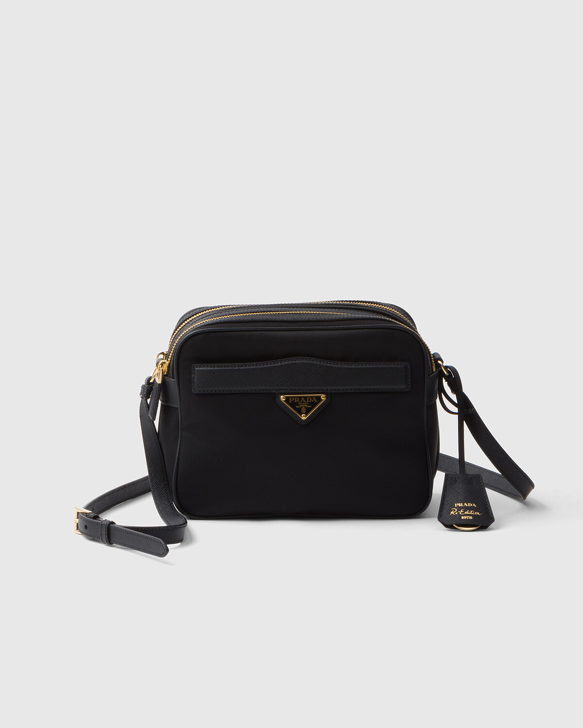 Prada Re-Edition1978 再生尼龍小巧肩背包 NT$65,000。