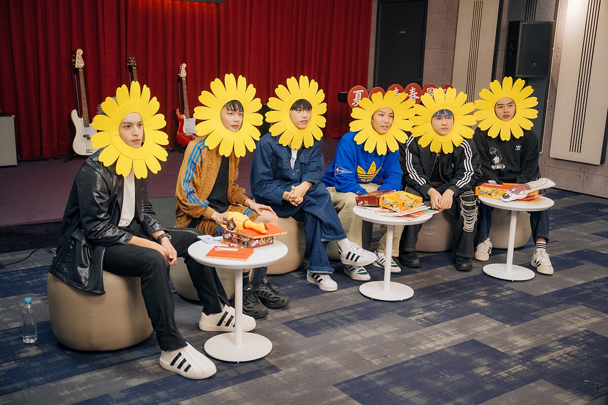 《Ozone夏日青春冒險》哲言（左起）、子翔、文廷、煥鈞、祖安、佳辰戴上試拍集的花花頭套，重溫初次拍攝的感受。