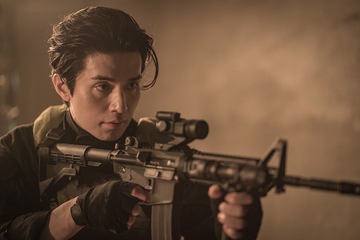 李棟旭飾演傭兵，扛著槍枝不減帥氣