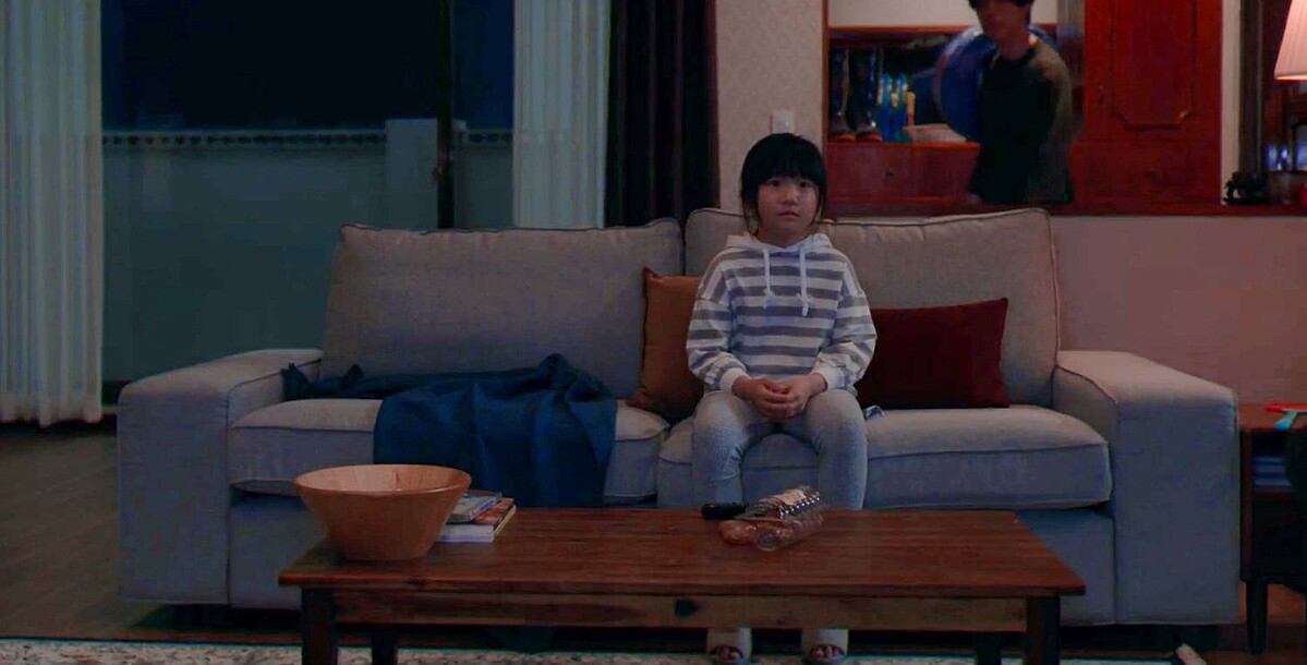 網友看到小智安身後的&rdquo;水管叔叔&rdquo;，立刻#李棟旭水管時尚