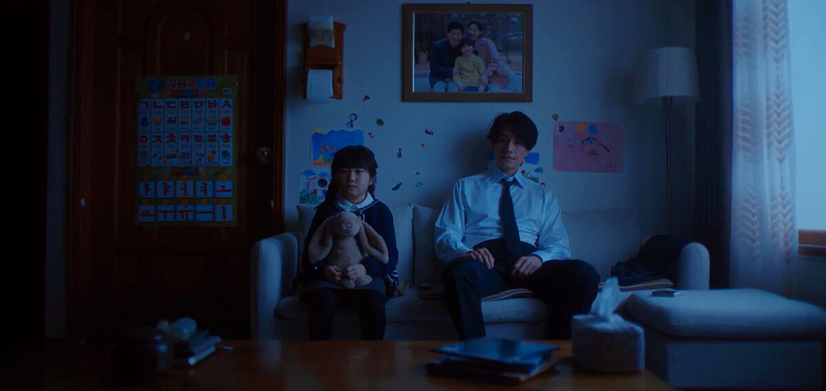 鄭進灣坐沙發旁邊有立燈，很像《終極追殺令》里昂端坐窗邊開著立燈不睡的經典畫面