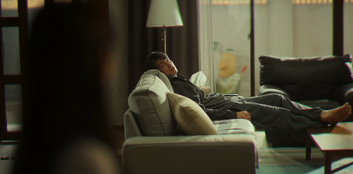 搬了家，鄭進灣還是坐在立燈旁