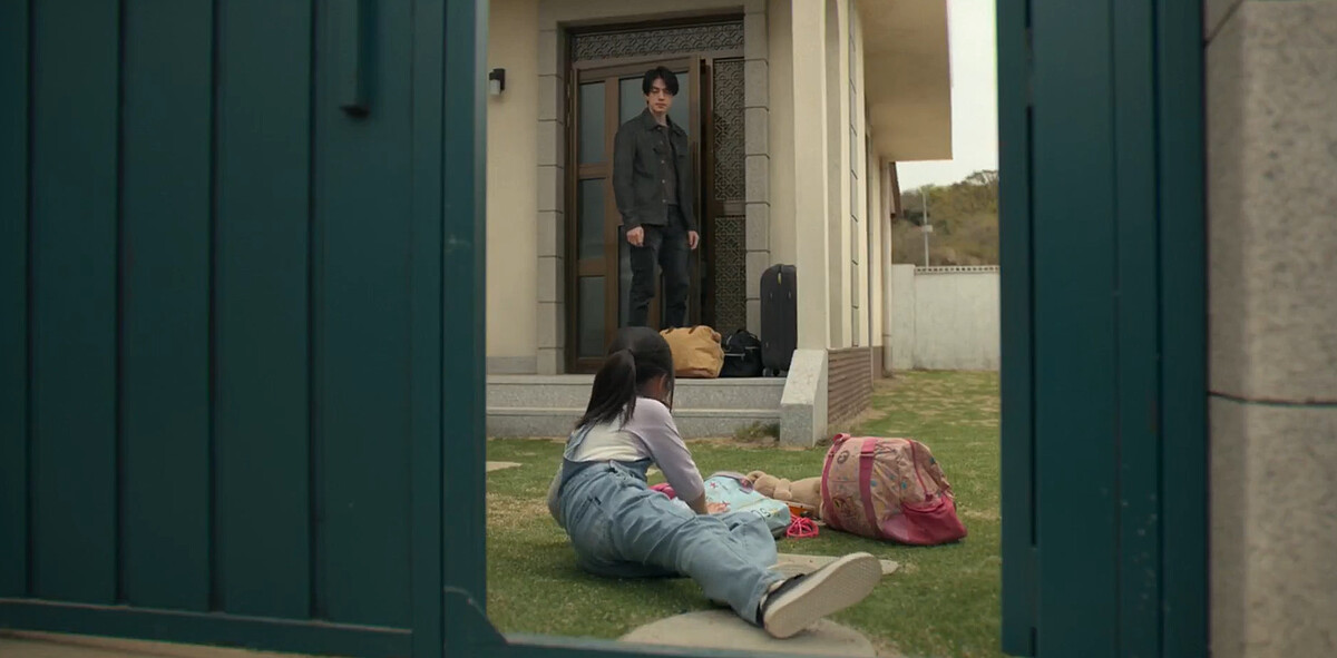 鄭進灣冷眼看小智安倒在地上