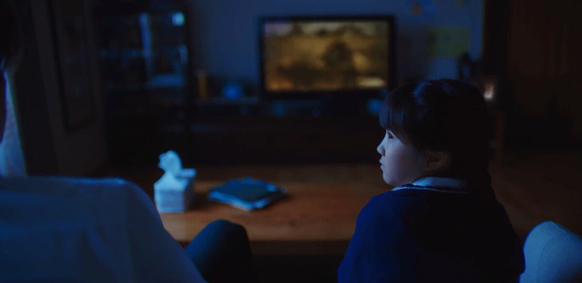 小智安不懂為何要看豺狼咬獅子，害怕地轉頭看叔叔，鄭進灣不為所動