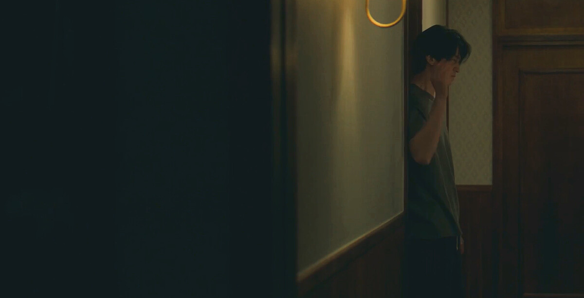 鄭進灣懊悔自己傷了小智安的心，連續賞自己好幾個耳光