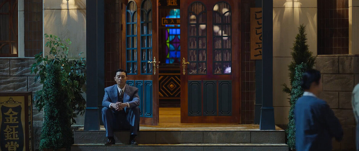 張泰尚呆坐在金鈺堂門前，像是等一個人