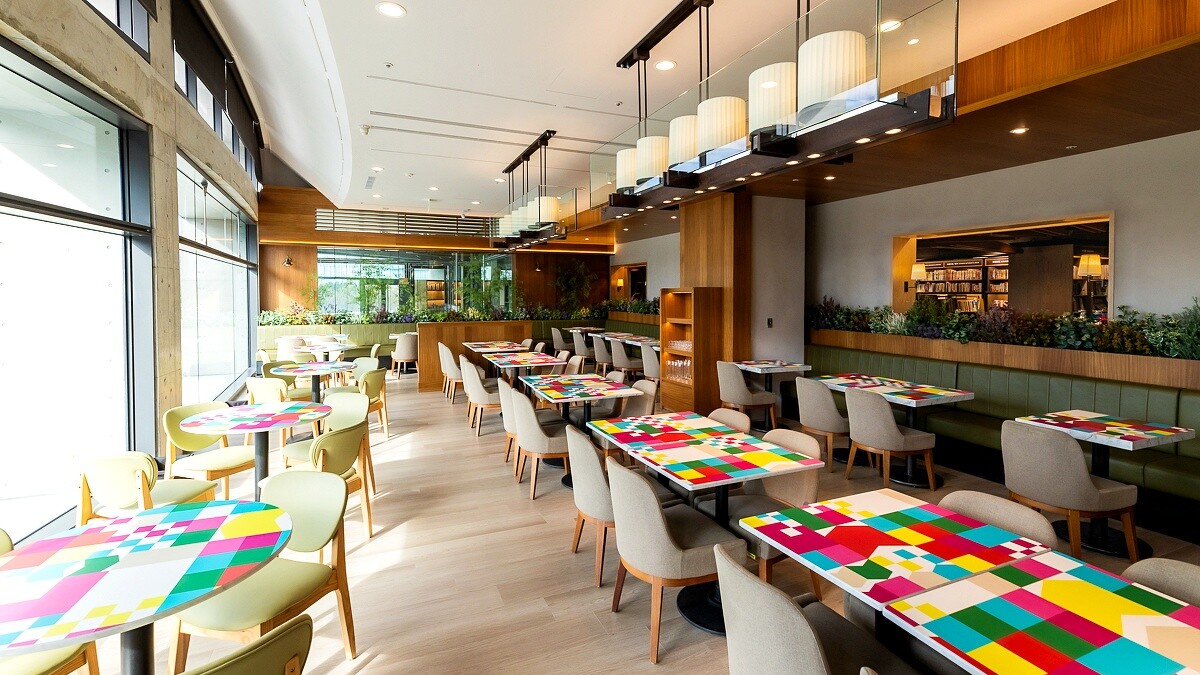 「eslite caf&eacute;」目前桌面由紙膠帶妝點，呈現出活力氣息