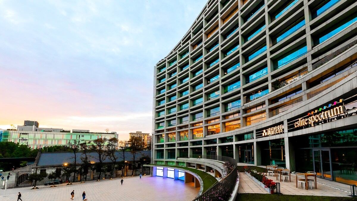 誠品松菸店有可俯瞰廣場的大型露天陽台、飽覽天光雲影