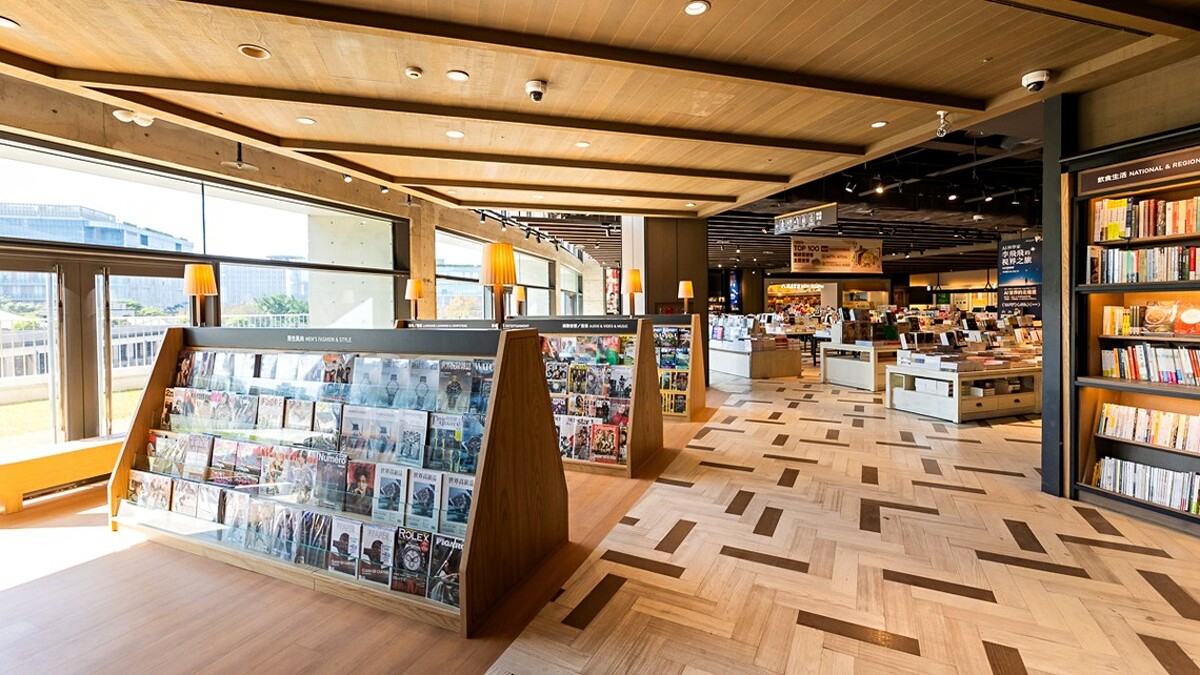 雜誌櫃旁有「100米大面窗景」