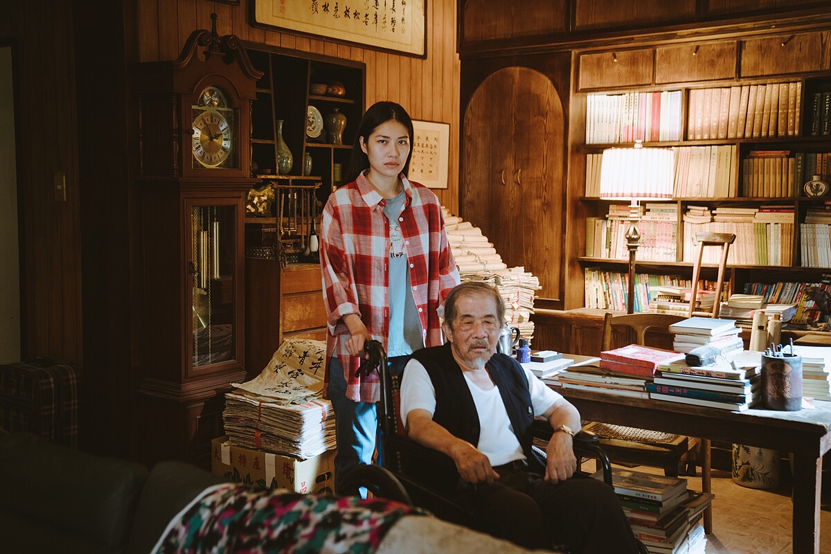 《非殺人小說》飾演看護妮妮的梁湘華，在劇中照顧爺爺彭海義。