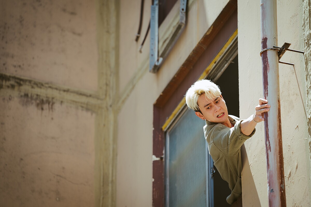 《非殺人小說》劉冠廷冒險攀牆。