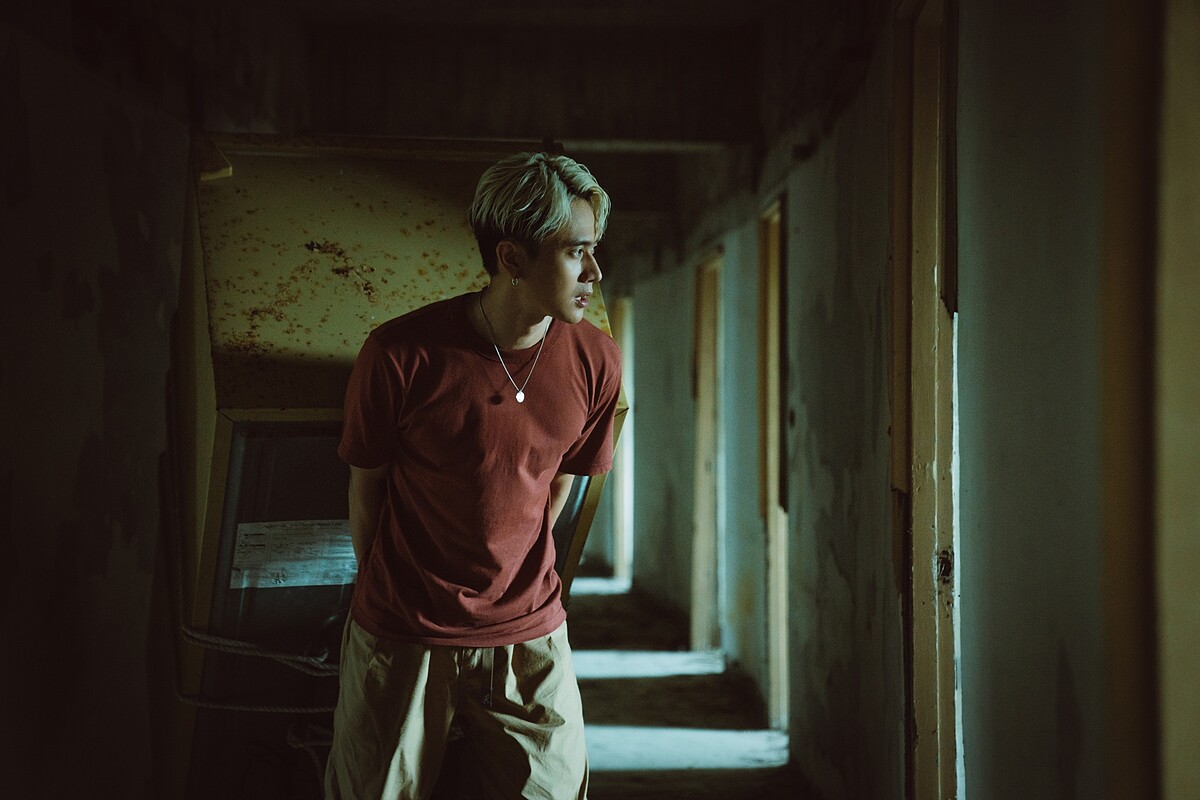 《非殺人小說》劉冠廷累扛冰箱。