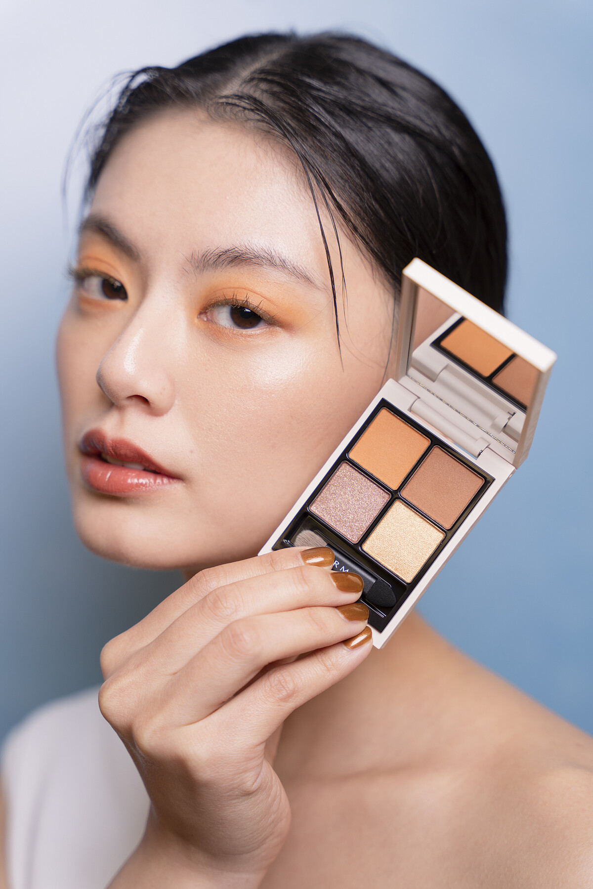 LOOK2_MODEL 使用顏色：RMK立體調色眼盤 #07 