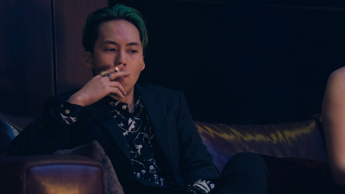 《愛愛內含光》巫建和挑戰同志，上演男男戀。