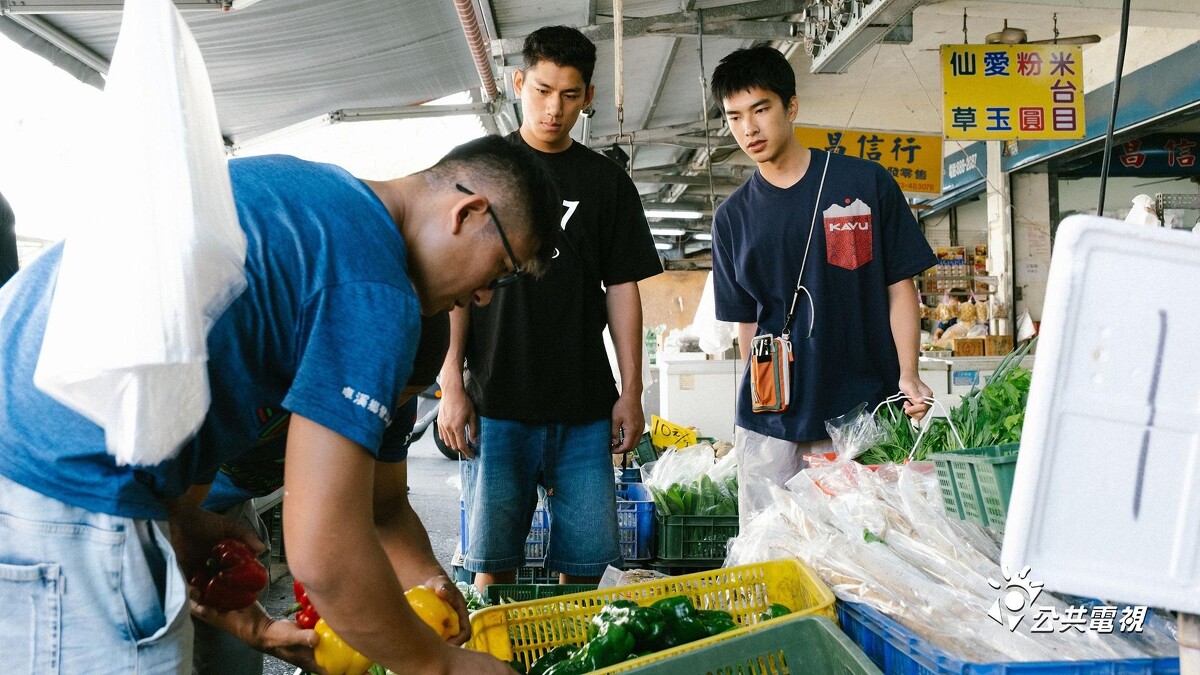 《二呆流浪記》朱軒洋與曾敬驊跟著協作學長到市場採買食材。