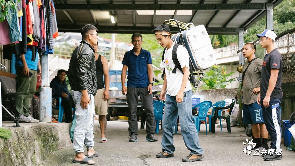 《二呆流浪記》曾敬驊挑戰高山協做先做負重練習。