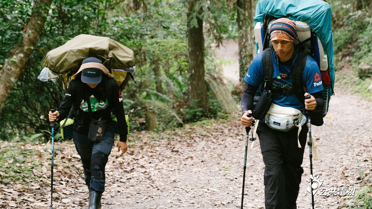 《二呆流浪記》朱軒洋上山不到500公尺就累到崩潰。