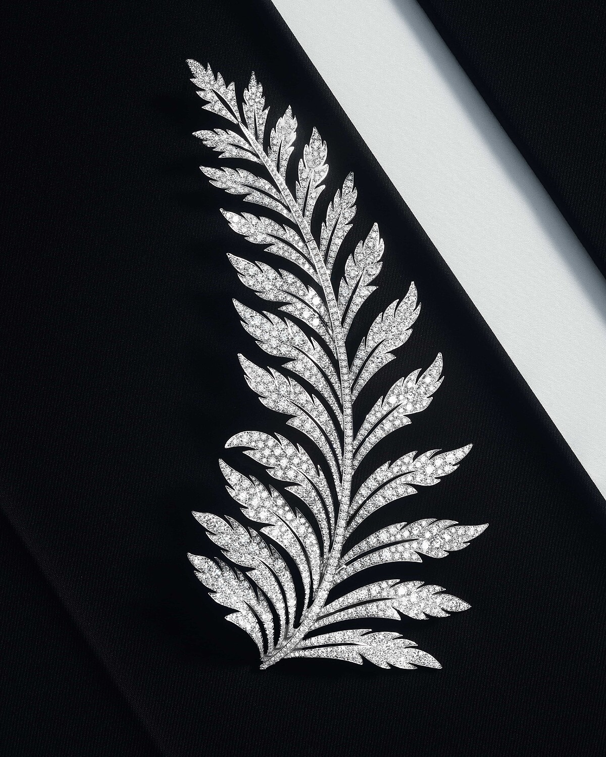 Broderies刺繡圖騰胸針