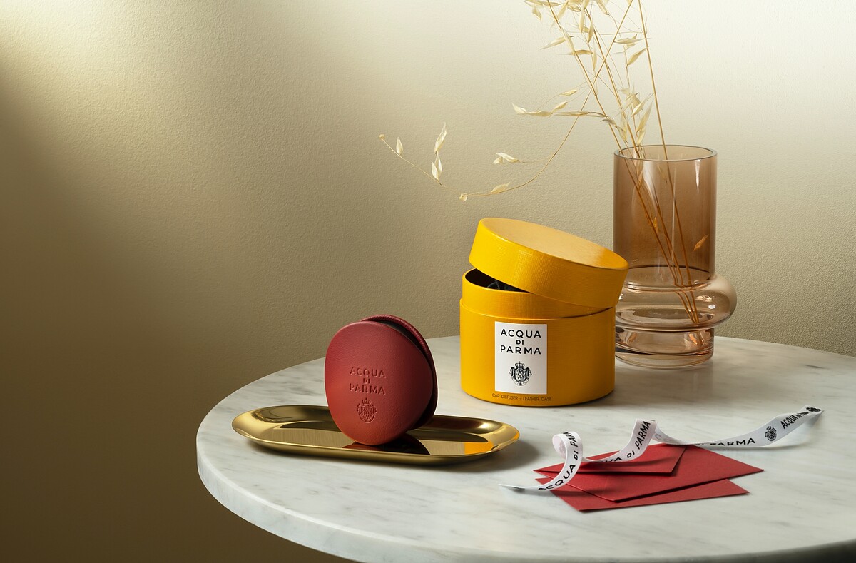 Acqua di Parma情人節限定寶石紅車用擴香皮套NT7,200。車用擴香香氛膠囊NT1,900