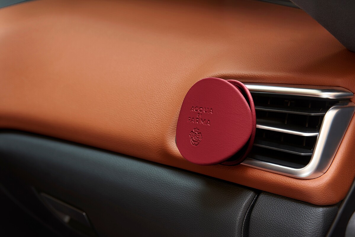 Acqua di Parma情人節限定寶石紅車用擴香皮套NT7,200。車用擴香香氛膠囊NT1,900