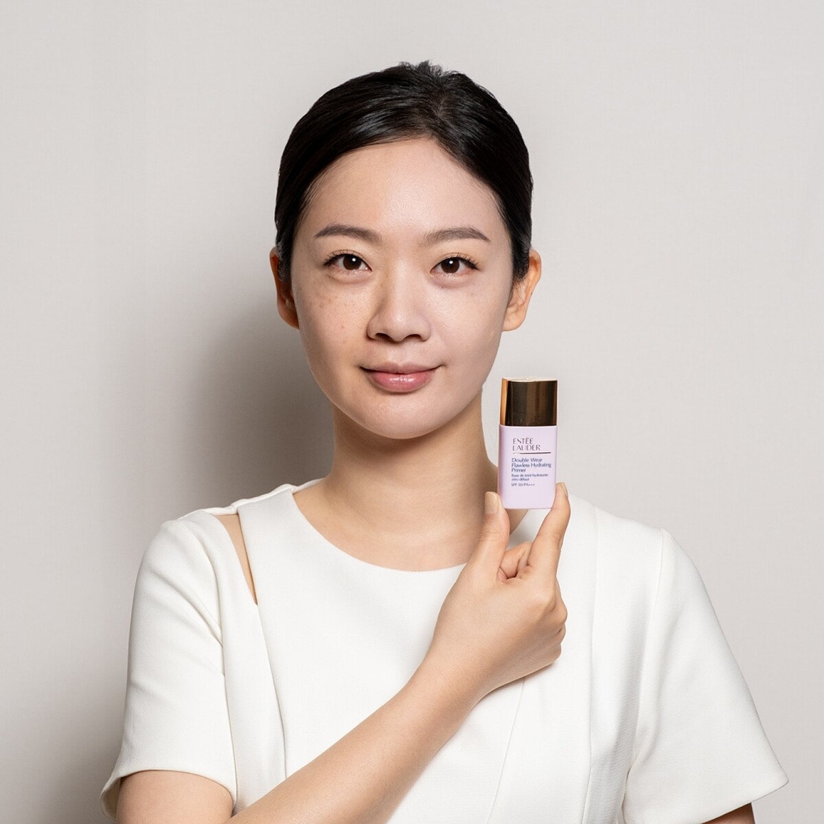 (左)素顏、(右)擦上雅詩蘭黛粉持久氣色美美蜜桃乳SPF50PA+++仙氣紫，趕走蠟黃無神，一抹潤色提亮。