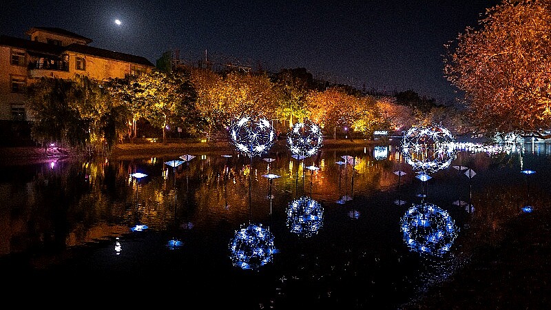 藝術燈區作品：林書瑜《水月銀灣》