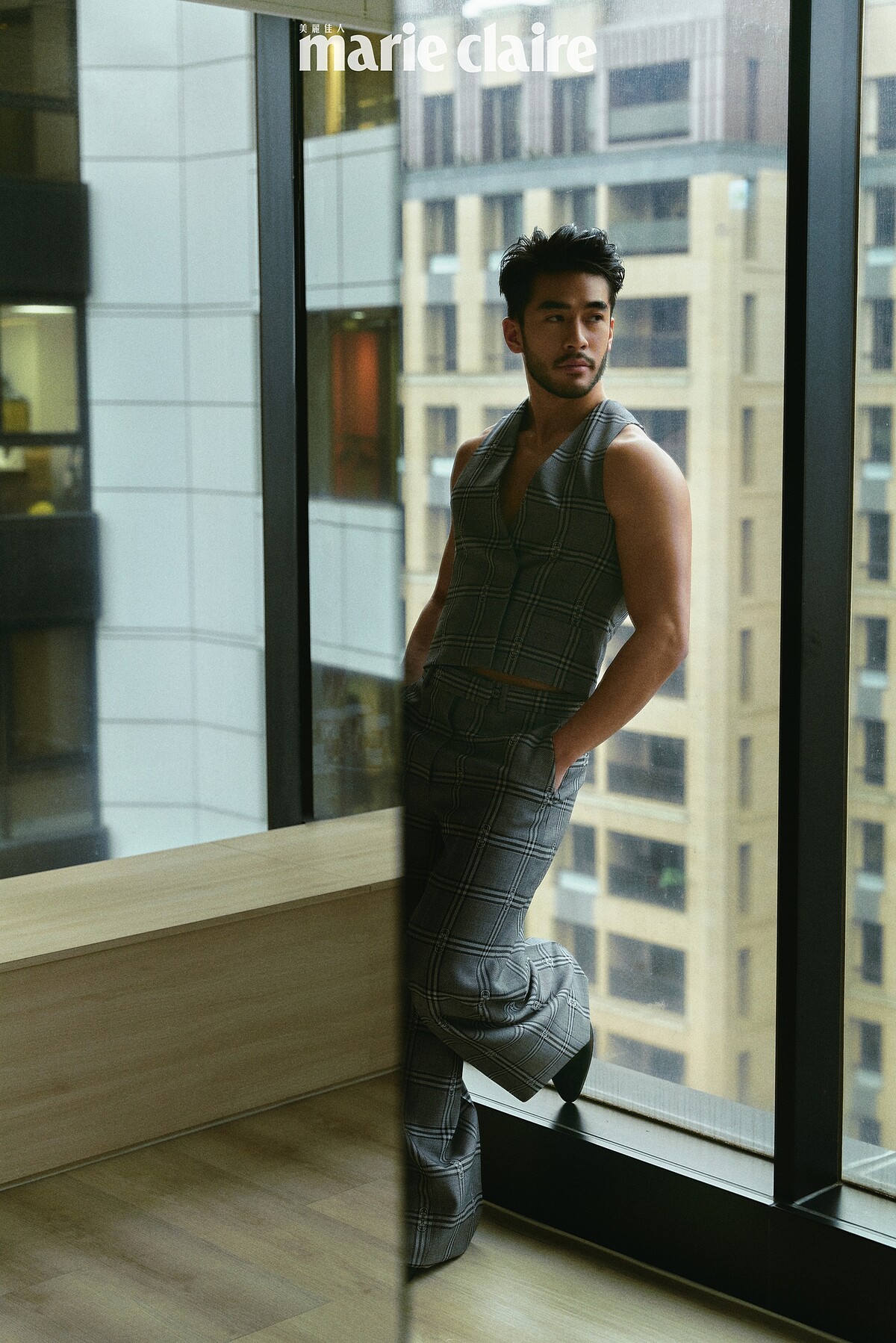 灰黑色馬銜扣正裝馬甲、灰黑色馬銜扣正裝闊腿褲，both by Gucci。小牛皮束帶和金屬鞋頭切爾西靴子，Celine Homme。