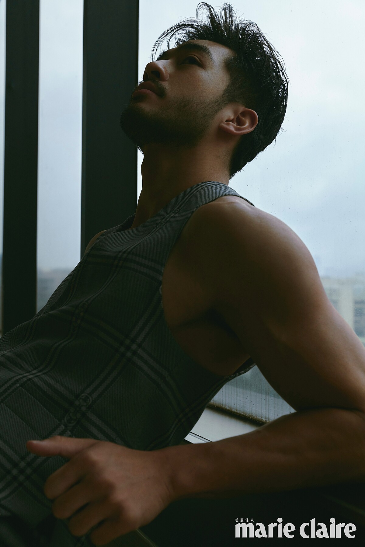 灰黑色馬銜扣正裝馬甲，Gucci。