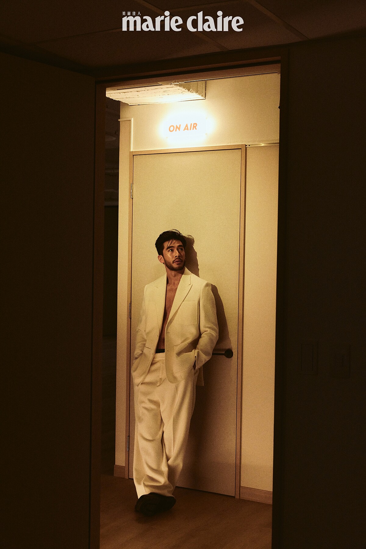 米白色羊毛外套、米白色羊毛長褲，both by Dior；黑色 Checker 皮鞋，Louis Vuitton。