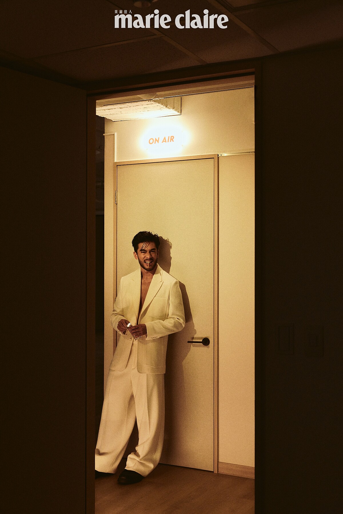 米白色羊毛外套、米白色羊毛長褲，both by Dior；黑色 Checker 皮鞋，Louis Vuitton。