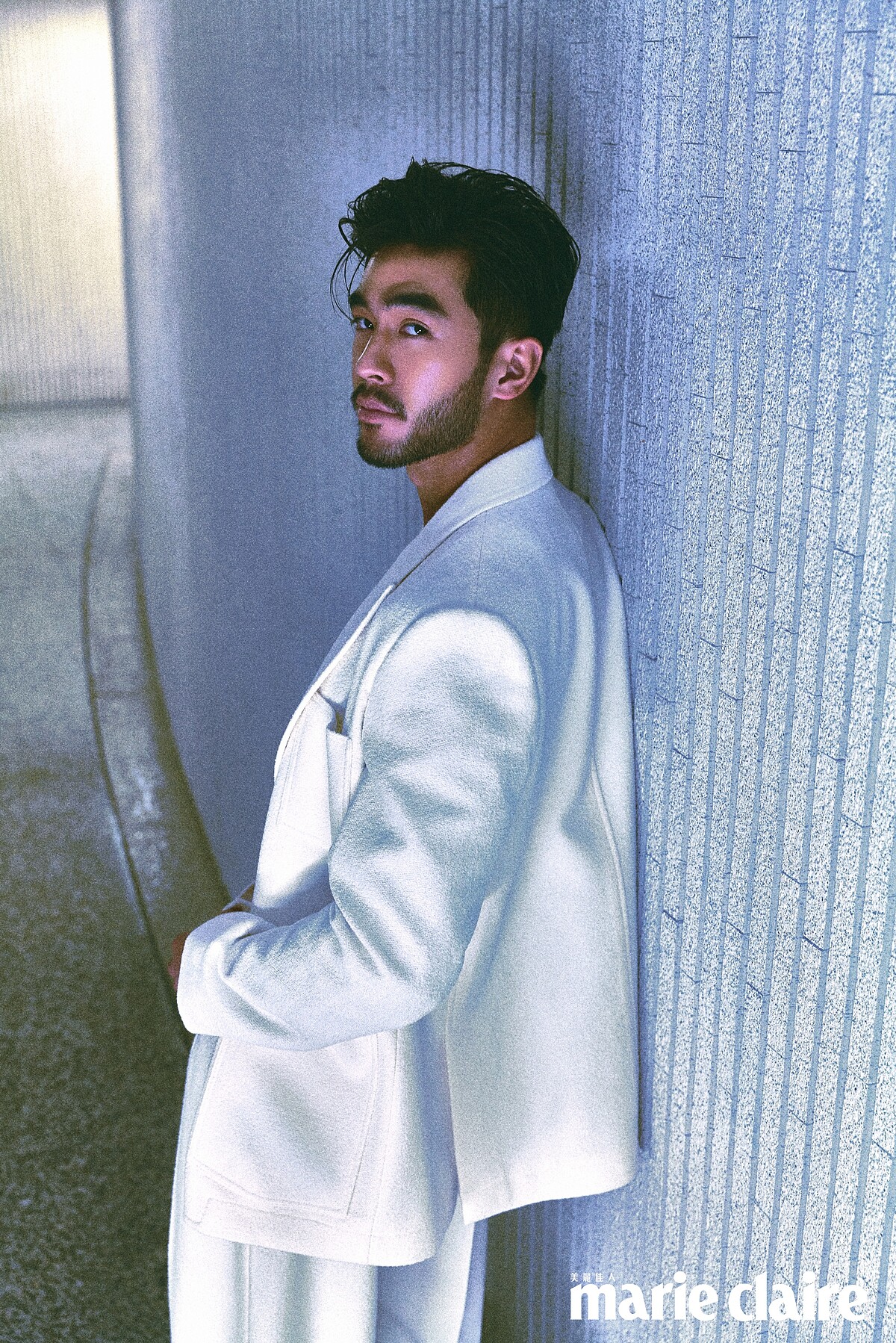 米白色羊毛外套、米白色羊毛長褲，both by Dior。