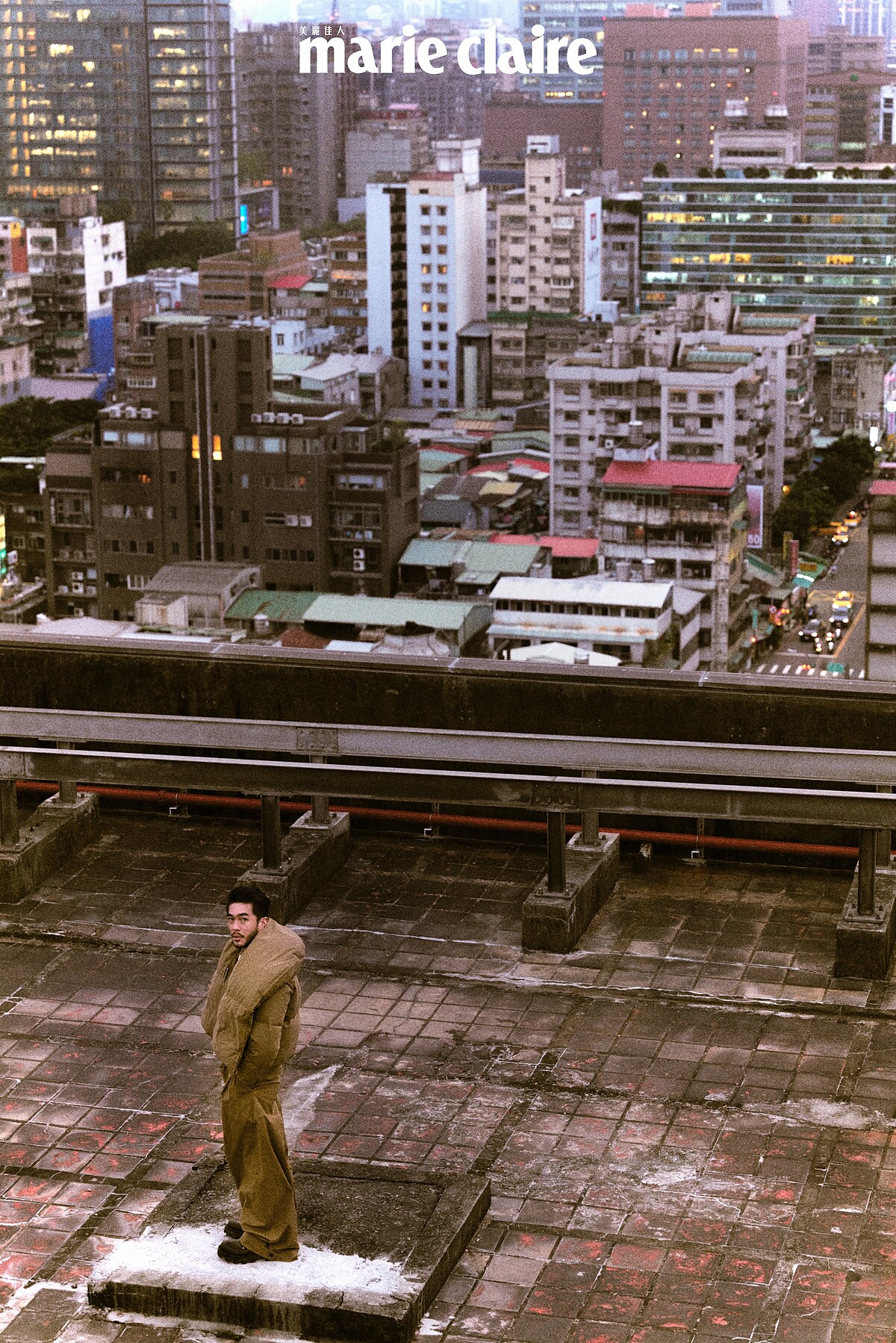 造型羽絨外套、淺色領帶、造型襯衫、寬版造型長褲，all by Bottage Venetar；黑色 Checker 皮鞋，Louis Vuitton。