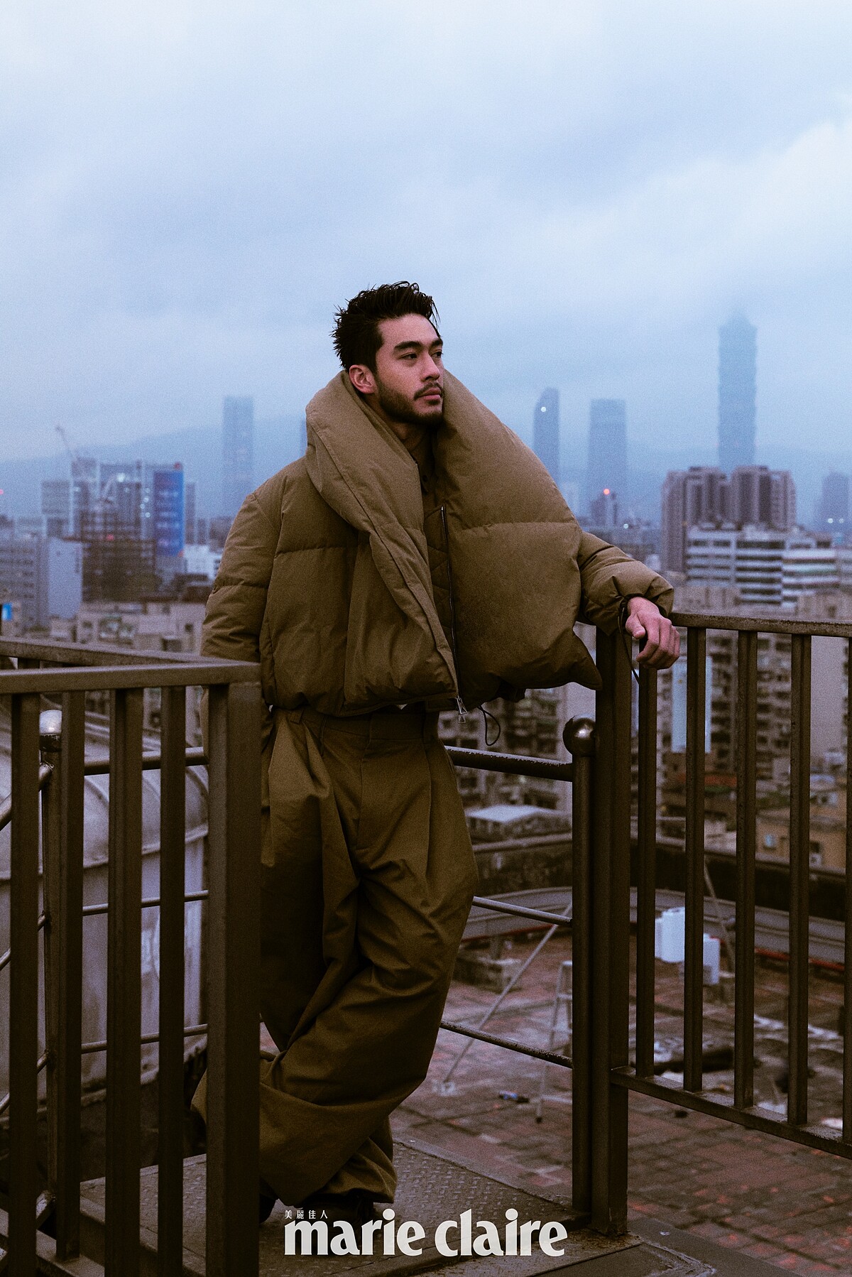 造型羽絨外套、淺色領帶、造型襯衫、寬版造型長褲，all by Bottage Venetar；黑色 Checker 皮鞋，Louis Vuitton。