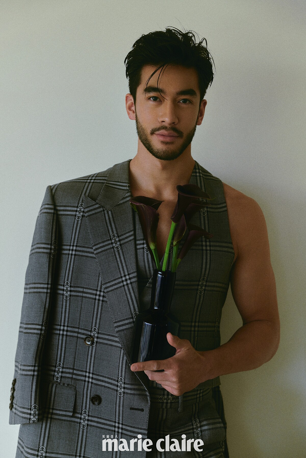 灰黑色馬銜扣正裝外套、灰黑色馬銜扣正裝馬甲、灰黑色馬銜扣正裝闊腿褲，all by Gucci。