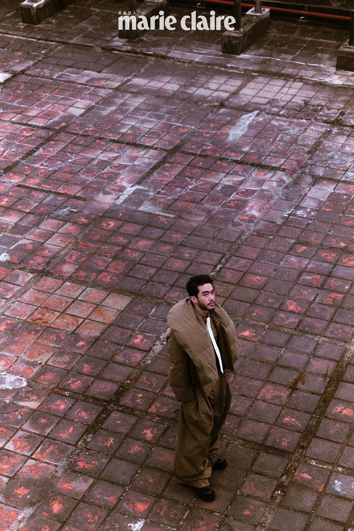 造型羽絨外套、淺色領帶、造型襯衫、寬版造型長褲，all by Bottage Venetar；黑色 Checker 皮鞋，Louis Vuitton。