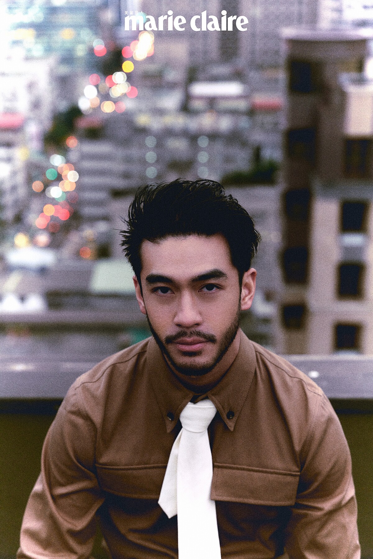 淺色領帶、造型襯衫，both by Bottage Venetar。